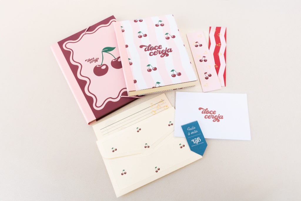 Kit completo Doce Cereja • caderno, pasta, envelope, marca-página e card